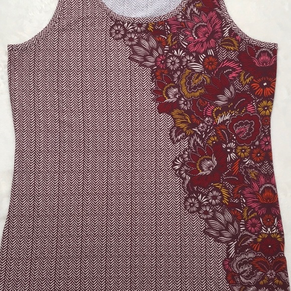 Athleta soft herringbone/flowered pattern tank top - Picture 5 of 10